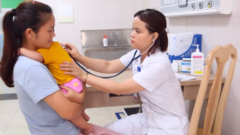 Đưa trẻ đi khám nếu có các dấu hiệu bất thường của bệnh tay chân miệng