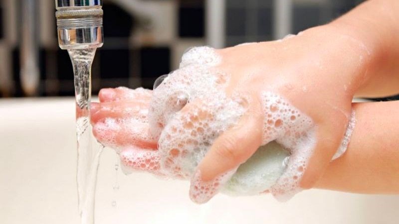 Rửa tay thường xuyên để đảm bảo an toàn cho trẻ tránh bị bệnh tay chân miệng