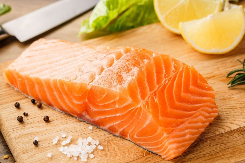 Mẹ nên chọn những miếng cá hồi tươi ngon có màu vàng cam