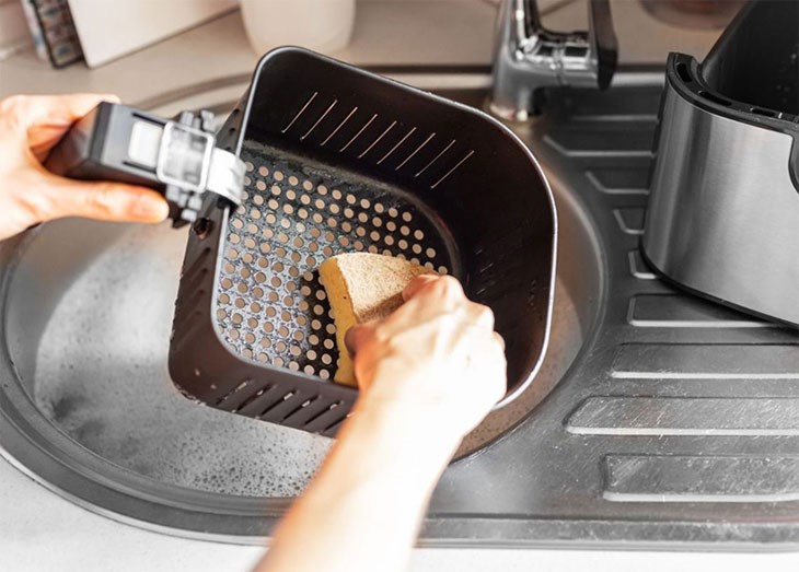 Bạn nên vệ sinh và bảo dưỡng nồi chiên không dầu thường xuyên để đảm an toàn và tăng cường tuổi thọ cho thiết bị
