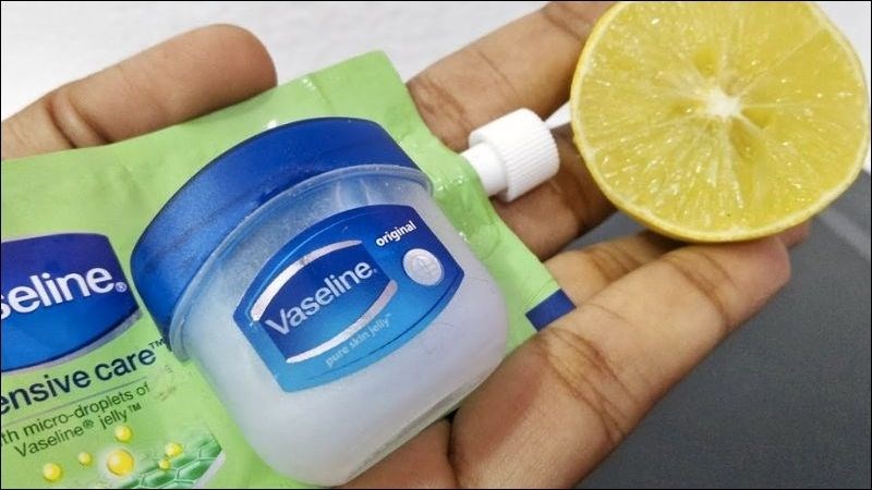 Vaseline và chanh đều có tác dụng dưỡng ẩm và làm mềm da