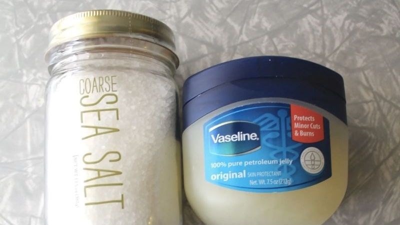 Vaseline và muối có tác dụng dưỡng ẩm và tẩy lớp da chết của gót chân