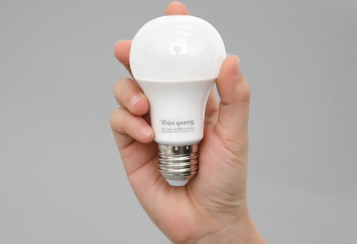 Bóng Led Điện Quang ánh sáng vàng LEDBU11A60 09727 V02 có thiết kế gọn, dễ dàng tháo lắp với các chuôi đèn tròn