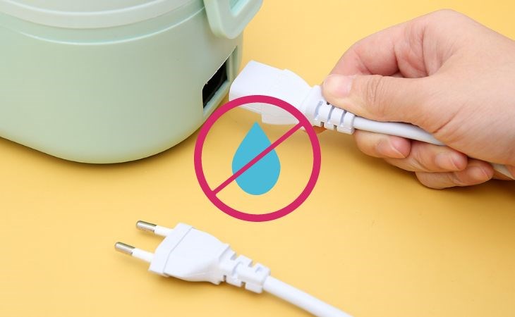 Hộp cơm điện rất dễ bị hỏng khi nước rơi vào ổ điện