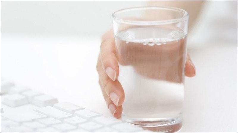 Bạn nên uống ít nhất 8 ly nước mỗi ngày
