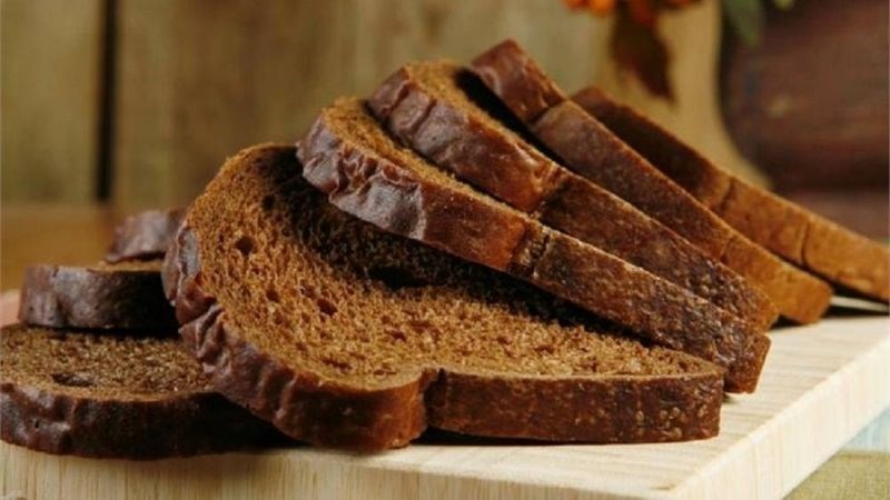 Bánh mì đen có chứa nhiều chất xơ giúp tăng cảm giác no