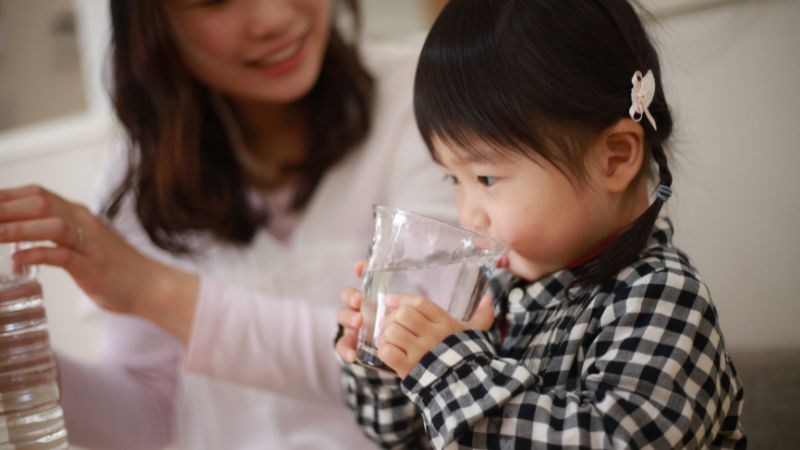 Nên cho trẻ uống nhiều nước khi bị sốt