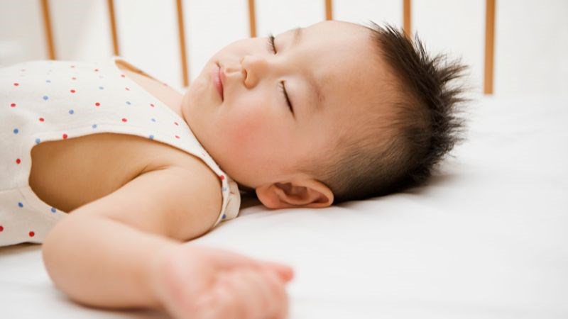Cho trẻ nằm nghỉ ngơi nơi thoáng mát để phục hồi năng lượng khi bị sốt