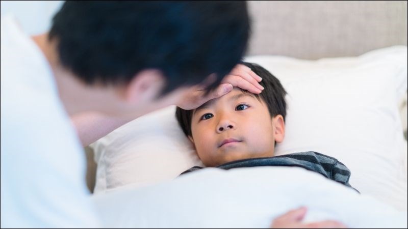 Luôn theo dõi và chăm sóc trẻ đúng cách
