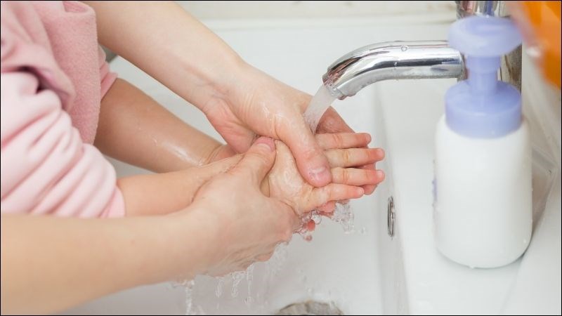 Giữ gìn vệ sinh cá nhân cho trẻ bằng cách tập cho trẻ thói quen rửa tay