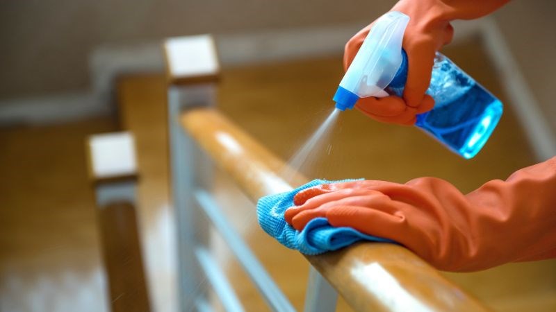 Phụ huynh nên thường xuyên vệ sinh nhà cửa để ngăn chặn sự phát triển của vi-rút