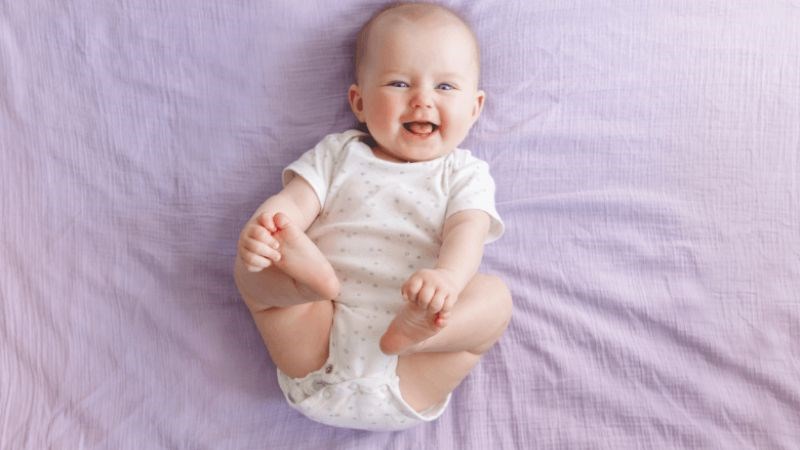 Nên chọn quần áo thoáng mát, thấm mồ hôi tốt cho trẻ