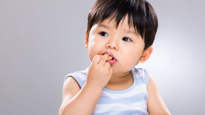 Trẻ tươi tắn, ăn uống ngon miệng là dấu hiệu cho thấy trẻ sắp khỏi bệnh