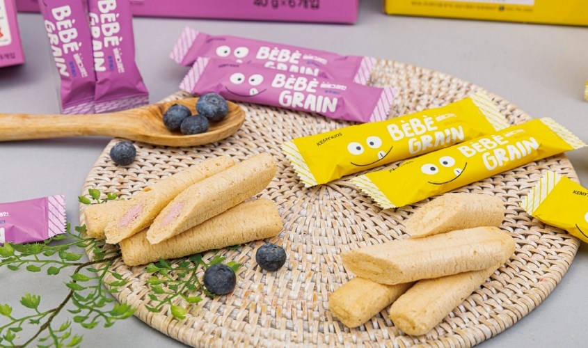 Bánh có thiết kế dạng thanh giúp bé thuận tiện cầm nắm