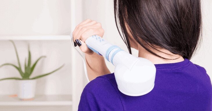 Nhân viên văn phòng nên sử dụng máy massage cầm tay để giảm căng thẳng và tình trạng nhức mỏi vai gáy