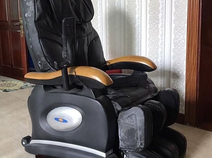 Da ghế massage có thể bị nứt nẻ, bong tróc lớp phủ nếu đặt ghế ở môi trường nhiệt độ cao