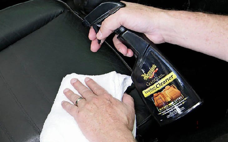 Bạn có thể sử dụng dung dịch vệ sinh da ghế massage chuyên dụng để vệ sinh da ghế định kỳ