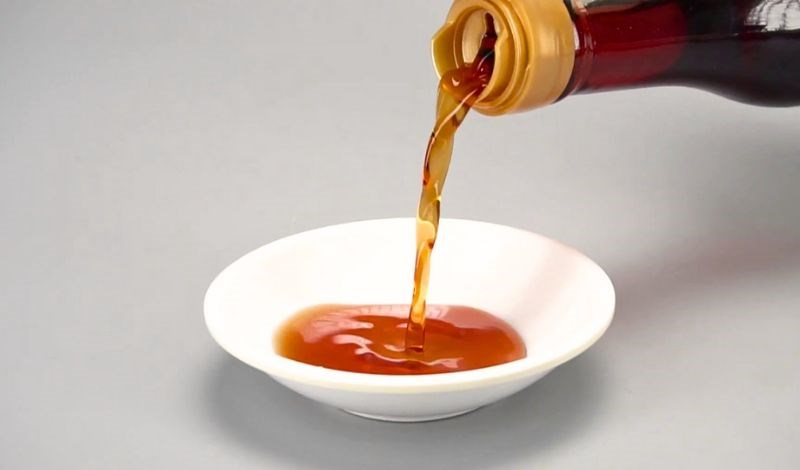 Nước mắm truyền thống sẽ có màu từ nâu vàng đến nâu cánh gián