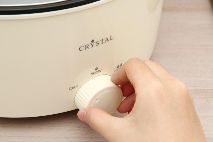 Nồi lẩu điện Crystal MS-EA4001 5 lít có núm xoay điều khiển công suất của nồi tiện lợi.