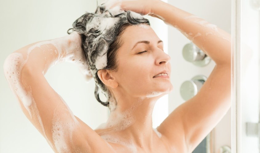 Massage da đầu một cách nhẹ nhàng