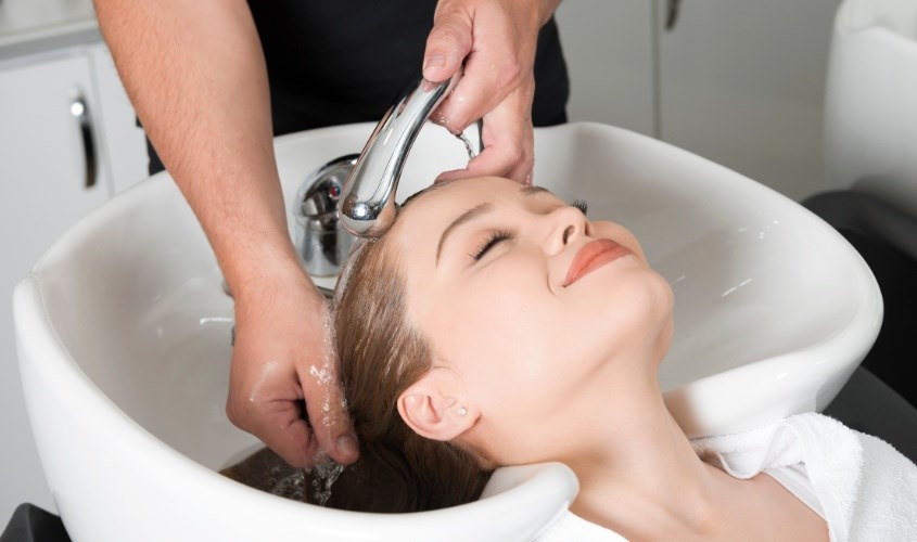 Gội đầu bằng nước ấm giúp cơ thể thư giãn