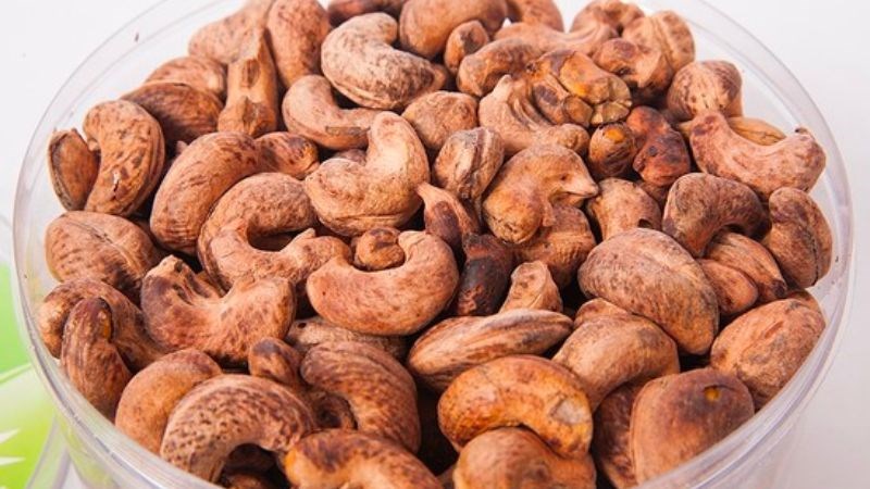 Không nên ăn vỏ lụa của hạt điều để tránh dị ứng