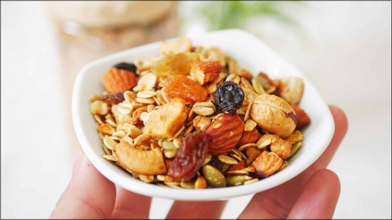 Granola hạt điều rất phù hợp với những người có nhu cầu giảm cân, giữ dáng