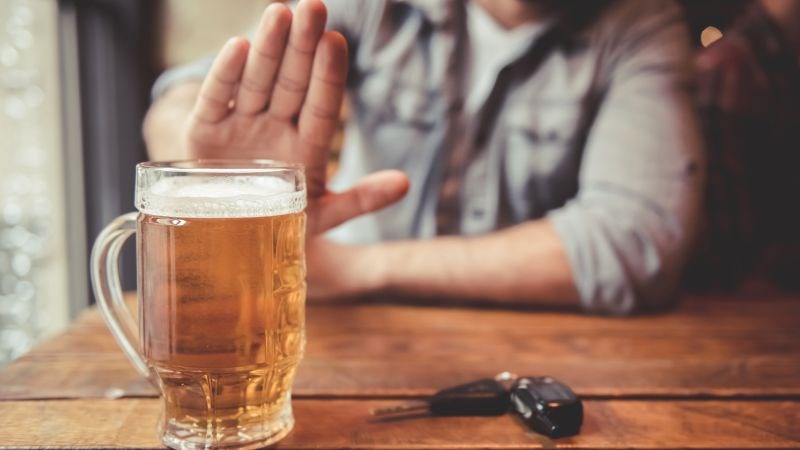 Nói không với rượu, bia khi bị cảm lạnh