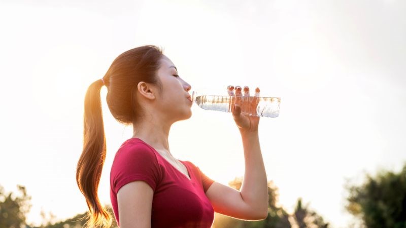 Bổ sung nước đầy đủ cho cơ thể là vô cùng cần thiết