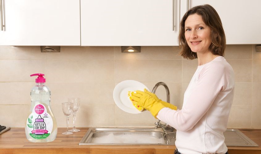 Mẹ bỉm cũng có thể dùng nước rửa bình sữa như một loại nước rửa chén bát trong gia đình