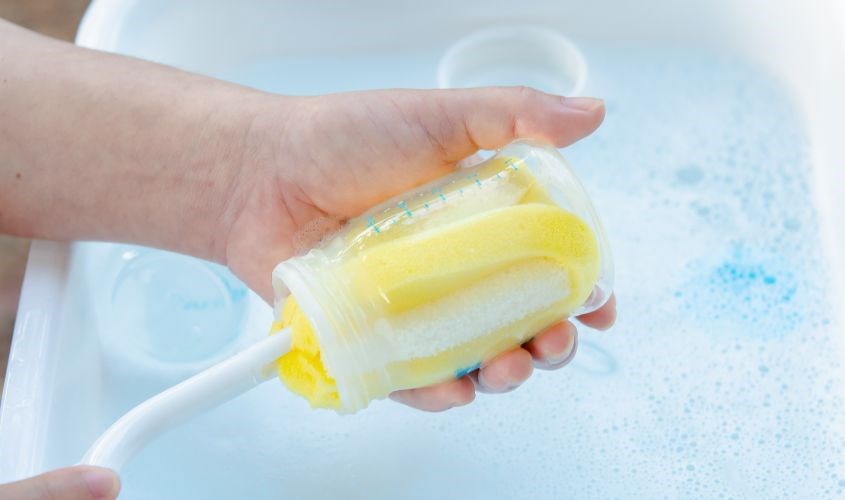 Nên rửa sạch dụng cụ bằng nước nhiều lần và đảm bảo rằng các dụng cụ không còn dính bọt rửa nữa