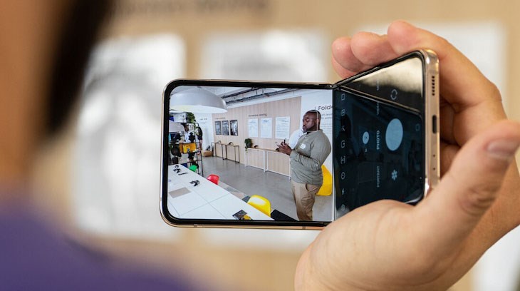 Máy có hệ thống chống rung OIS kết hợp với thiết kế gập thông minh