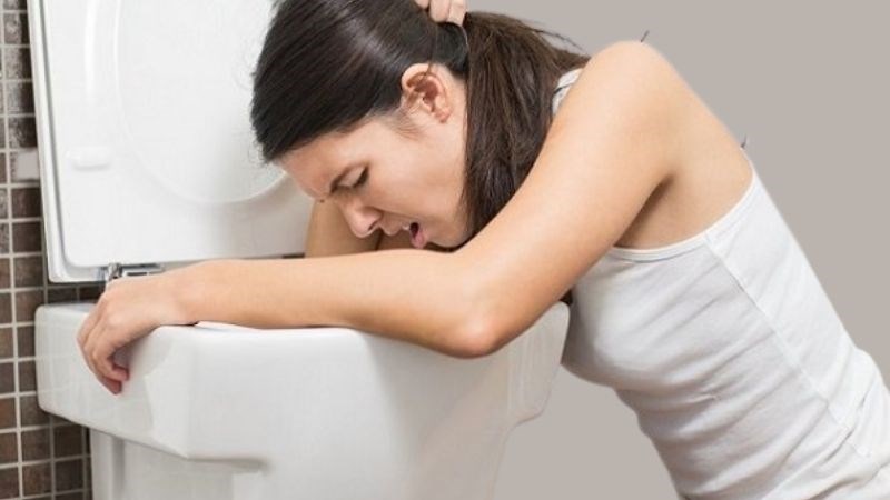 Nôn, đau bụng, tiêu chảy là những triệu chứng có thể mắc phải khi nuốt tinh trùng