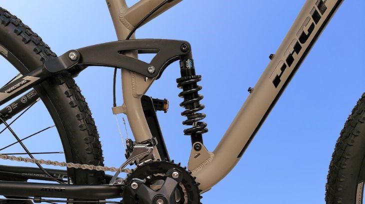 Phuộc trước xe đạp địa hình MTB Pacific Override 4.0 26 inch có hành trình dài 100mm cho khả năng hấp thụ xung lực lớn, giúp người lái di chuyển êm ái