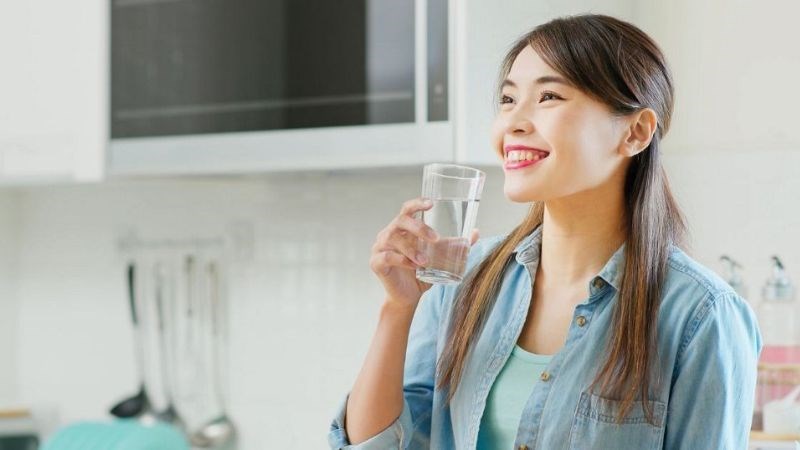Uống nhiều nước cũng là biện pháp hạn chế lượng bánh bông lan trứng muối ăn vào