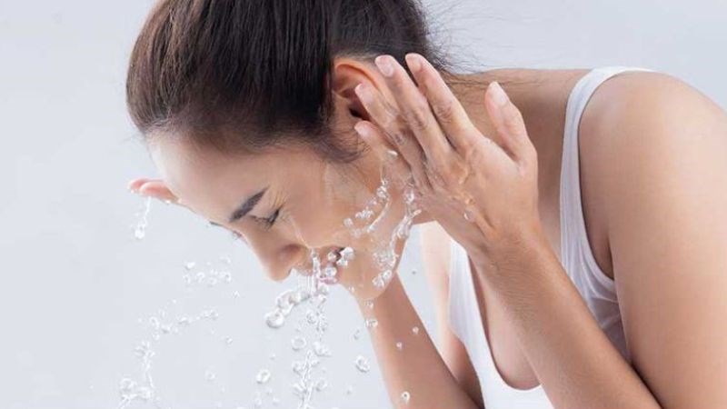 Bạn nên làm ướt mặt trước khi sử dụng sữa rửa mặt