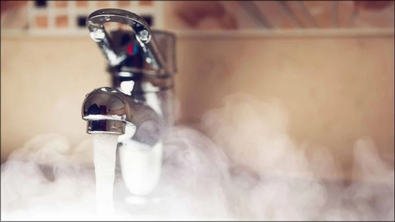 Bạn không nên dùng nước nóng rửa mặt vì sẽ khiến da dễ ửng đỏ, thậm chí là bỏng rát 