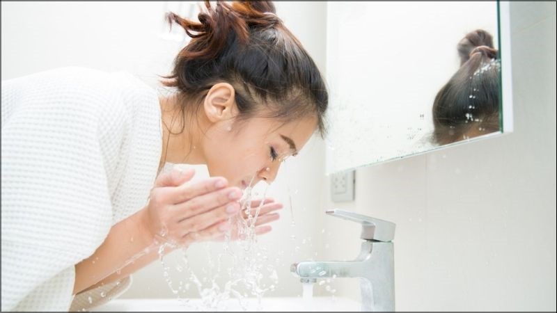 Bạn nên làm sạch toàn bộ sửa rữa mặt còn đọng lại trên da để tránh tình trạng kích ứng