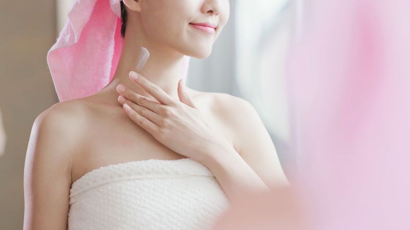 Da  phần cổ sẽ bị lão hóa nếu bạn không chăm sóc đầy đủ