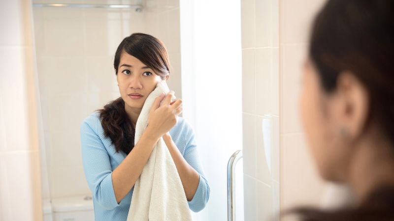 Bạn nên lau mặt bằng khăn sạch sau khi rửa mặt giúp làn da được thông thoáng