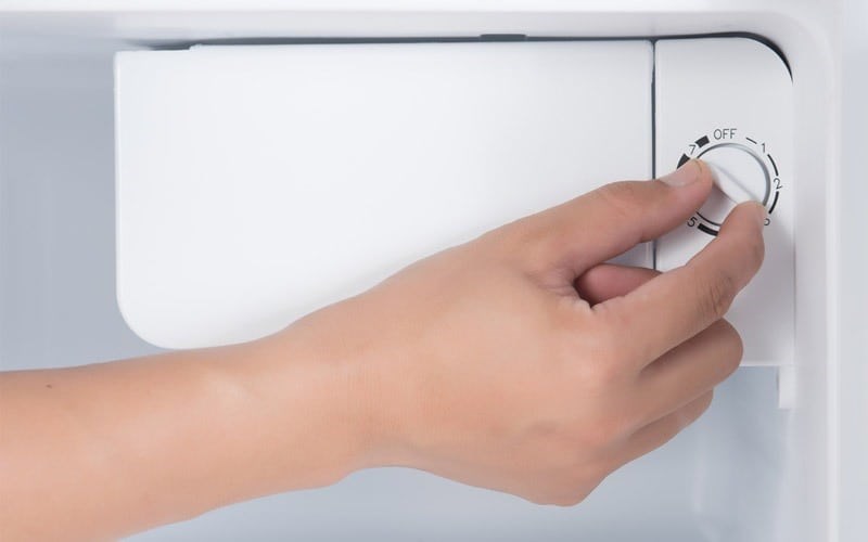 Nút chỉnh nhiệt độ bị đặt sai vị trí khiến tủ bị chỉnh ở mức làm lạnh thấp hoặc đang được cài đặt ở chế độ tiết kiệm điện