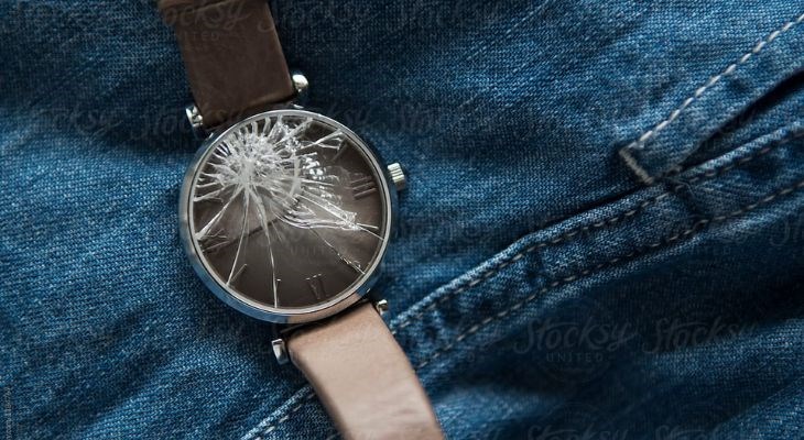 Đồng hồ có thể bị nứt vỡ nếu đeo vào lúc ngủ