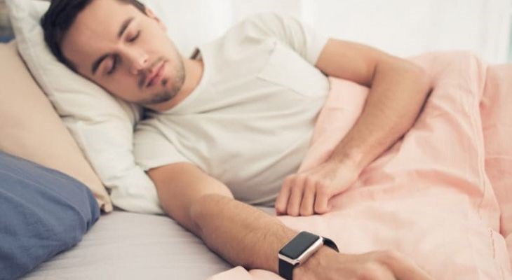 Giấc ngủ bị giảm chất lượng vì bị ảnh hưởng bởi việc đeo đồng hồ