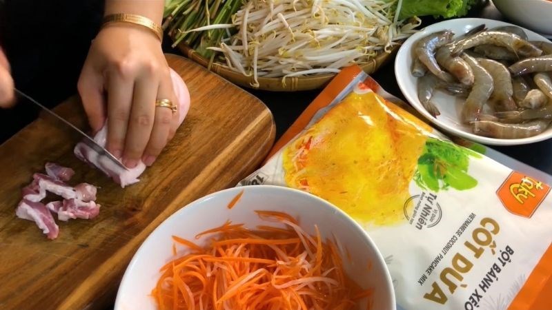 Tự chế biến bánh xèo tại nhà cho phép bạn kiểm soát nguồn nguyên liệu và cách chế biến