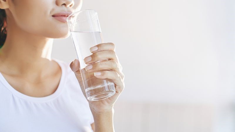 Uống đủ nước giúp cảm giác no, hỗ trợ quá trình tiêu hóa và kiểm soát lượng calo khi ăn bánh xèo