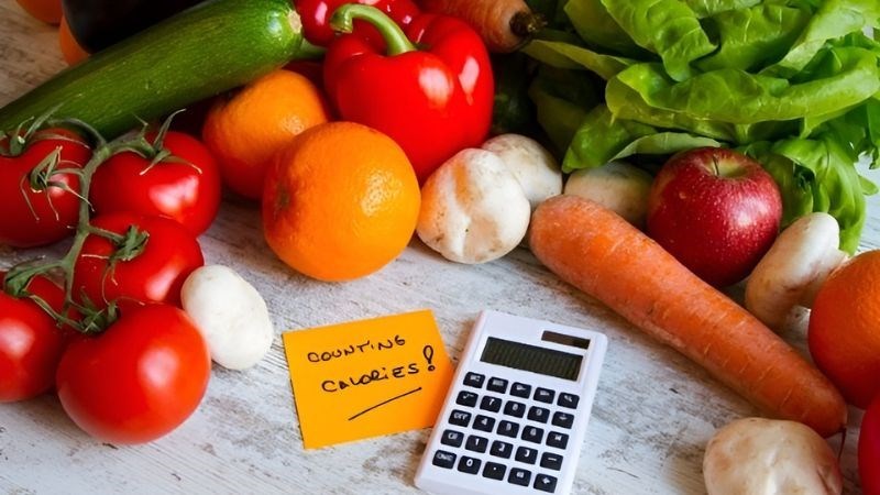 Bạn nên theo dõi lượng calo nạp vào cơ thể để đảm bảo cân đối dinh dưỡng