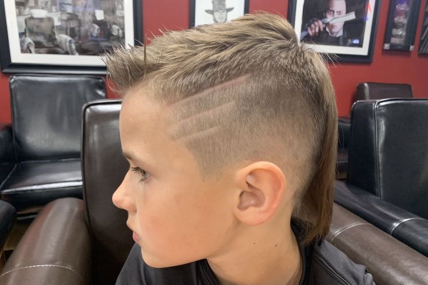 Tóc mullet cho bé trai đơn giản với các đường cạo hai bên cá tính