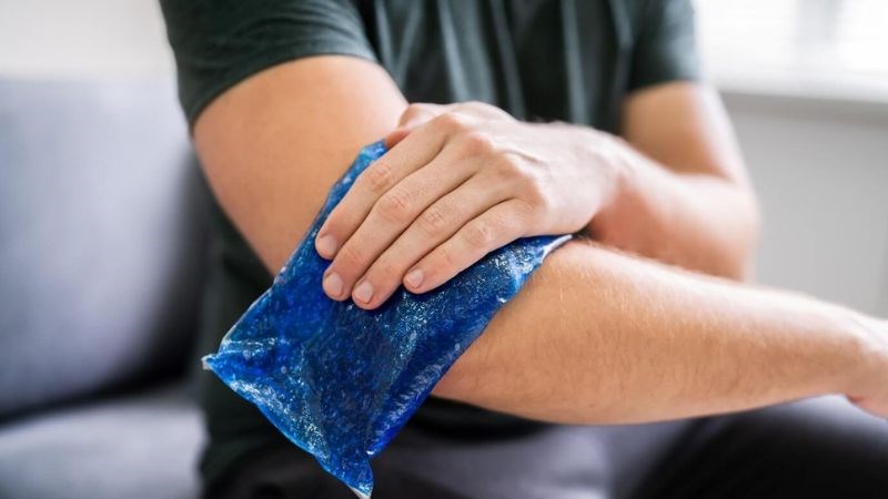 Việc chườm đá lạnh làm dịu cơn ngứa và cơn đau do viêm da thần kinh mang lại Điều trị không dùng thuốc