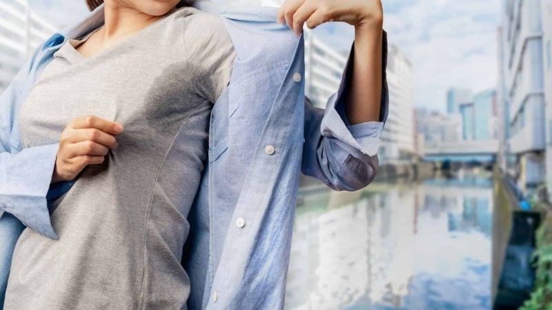 Chất liệu quần áo không thoáng mát có thể là một yếu tố dẫn đến viêm da thần kinh Nguyên nhân viêm da thần kinh