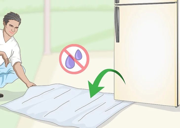 Sử dụng túi, bao ni lông hoặc giấy báo cũ lót bên dưới tủ lạnh để sơn không bám vào mặt sàn